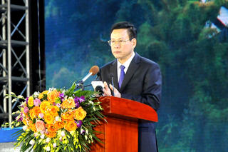 Đồng chí Nguyễn Văn Sơn, Phó Bí thư Tỉnh ủy, Chủ tịch UBND Tỉnh khai mạc Lễ hội