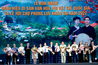 Nguyên Chủ tịch nước Trương Tấn Sang và các đồng chí lãnh đạo tỉnh tặng hoa các công ty, doanh nghiệp.