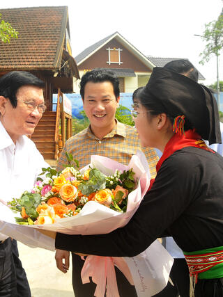 Các đồng chí lãnh đạo tỉnh chào đón nguyên Chủ tịch nước Trương Tấn Sang lên thăm Hà Giang