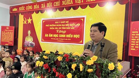 Đại biểu Quốc hội khóa XIII-XIV tỉnh Đắk LắK tặng quà cho các em học sinh Mèo Vạc