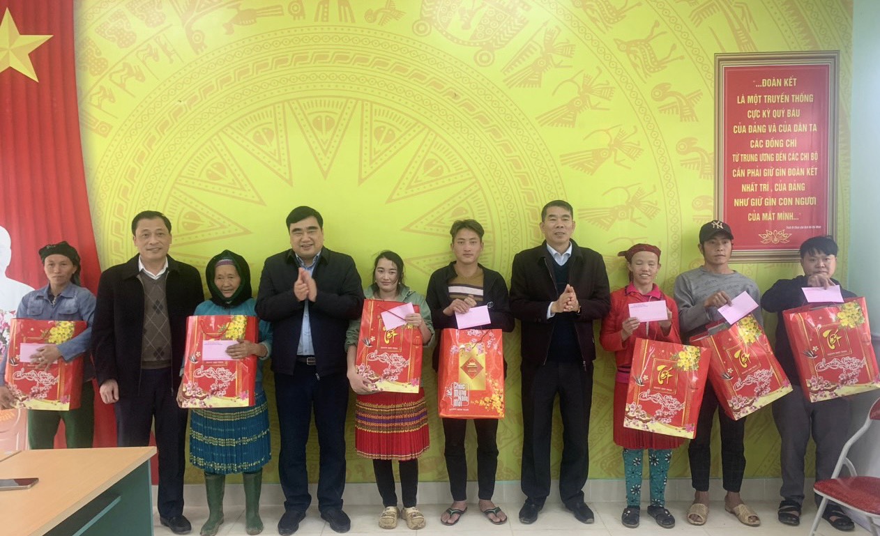 Đồng chí Trưởng Ban Nội chính Tỉnh ủy thăm, tặng quà nhân dịp tết nguyên đán Giáp Thìn năm 2024 tại huyện Yên Minh
