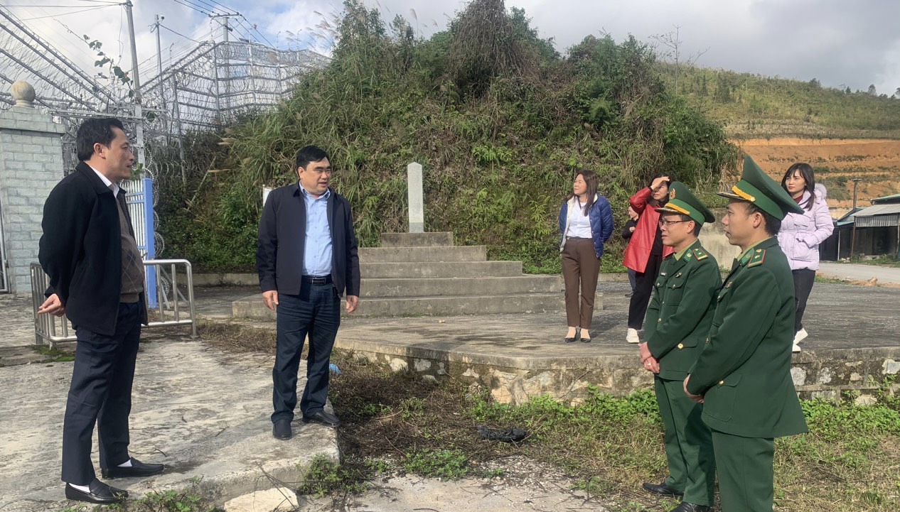 Đồng chí Hoàng Đình Phới, Trưởng Ban Nội chính Tỉnh ủy đi thăm và kiểm tra mốc giới 358 tại xã Bạch Đích