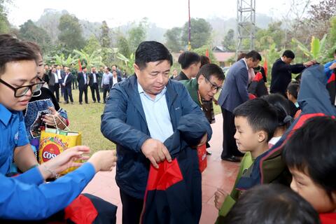 Bộ trưởng Bộ Kế hoạch và Đầu tư Nguyễn Chí Dũng tặng quà hộ đặc biệt khó khăn và học sinh xã Thanh Thủy