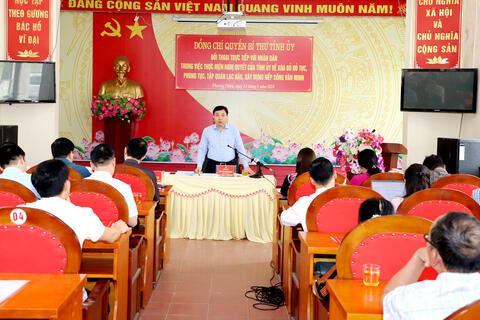 Quyền Bí thư Tỉnh ủy Nguyễn Mạnh Dũng đối thoại với nhân dân xã Phương Thiện