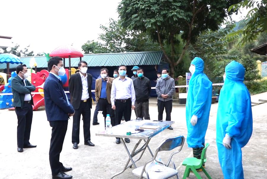 Trưởng Ban Tuyên giáo Tỉnh ủy Vũ Mạnh Hà kiểm tra công tác phòng, chống dịch bệnh Covid-19 tại xã Sủng Thài.
