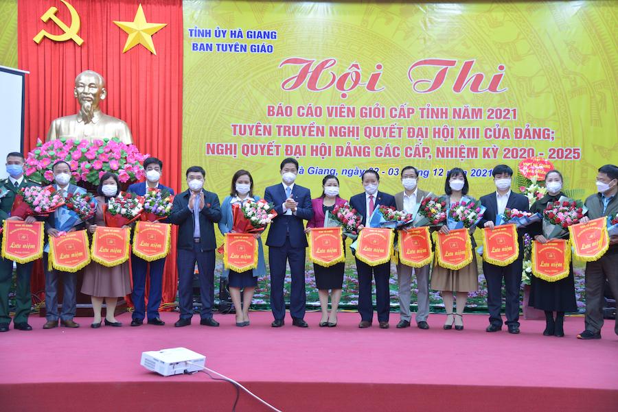 Phó Bí thư Tỉnh ủy Nguyễn Mạnh Dũng và Trưởng ban Tuyên giáo Tỉnh ủy Vũ Mạnh Hà tặng hoa các thí sinh tham gia hội thi