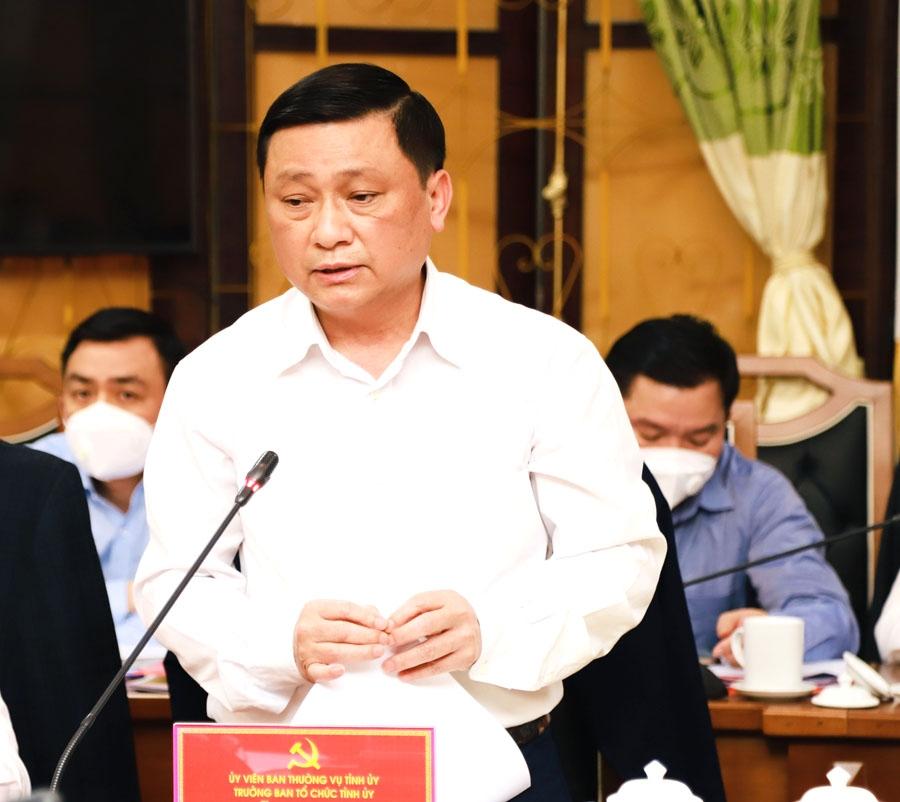 Trưởng ban Tổ chức Tỉnh ủy Nguyễn Minh Tiến tham gia ý kiến tại buổi làm việc