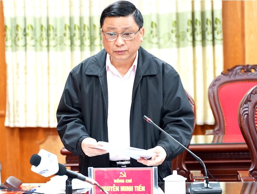 Trưởng ban Tổ chức Tỉnh ủy Nguyễn Minh Tiến phát biểu tại buổi giao ban.