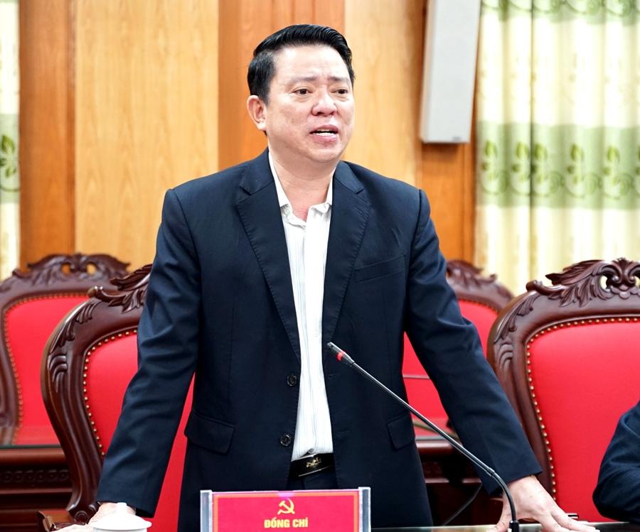 Trưởng ban Dân vận Tỉnh ủy Trần Mạnh Lợi phát biểu tại buổi giao ban.