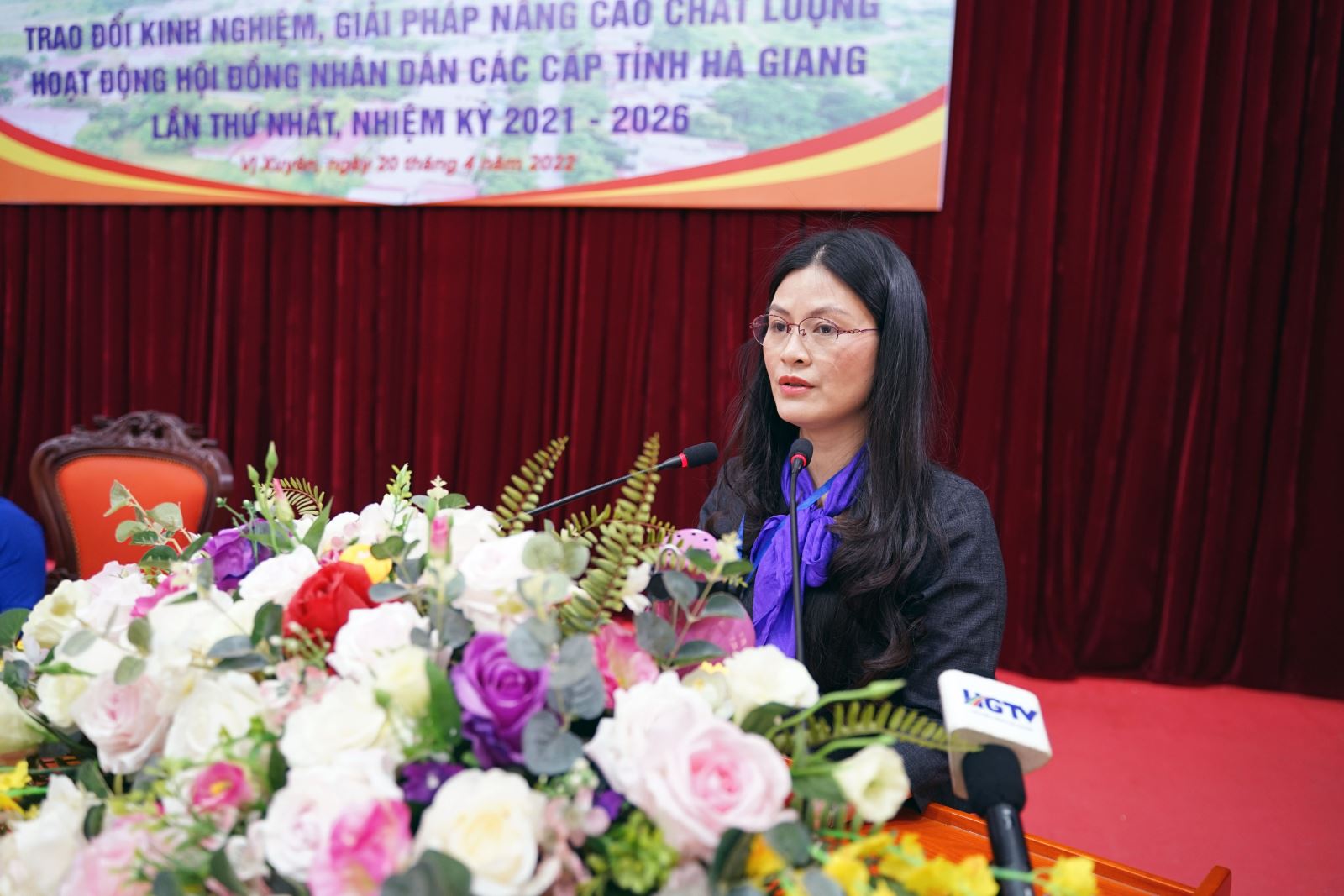 Bí thư Huyện ủy, Chủ tịch HĐND huyện Mèo Vạc Vương Ngọc Hà trình bày tham luận