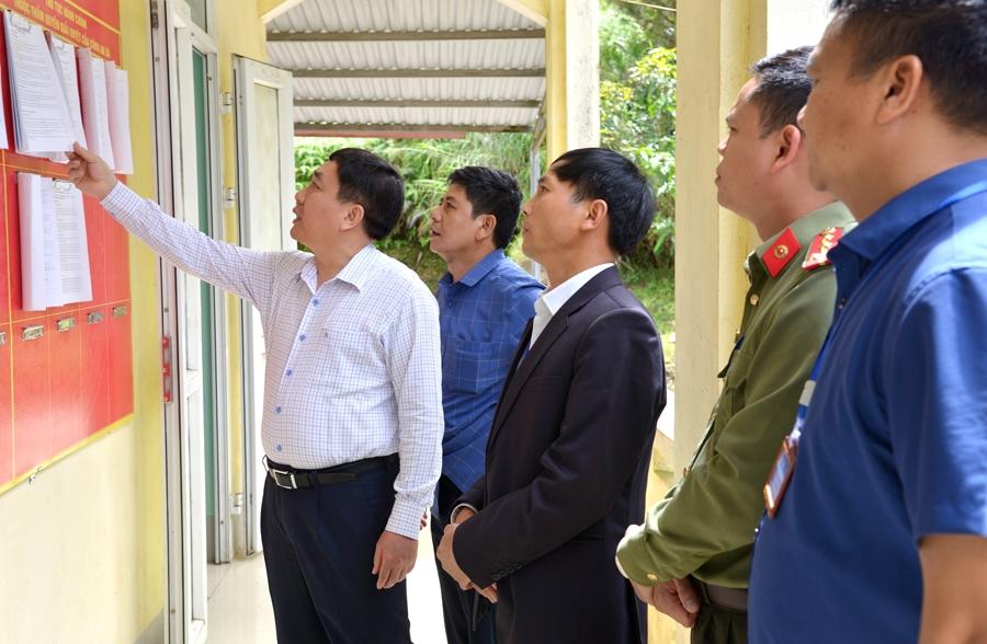 Phó Bí thư Tỉnh ủy Nguyễn Mạnh Dũng kiểm tra việc công khai các chủ trương, chính sách của Đảng và Nhà nước tại trụ sở xã Lao Và Chải