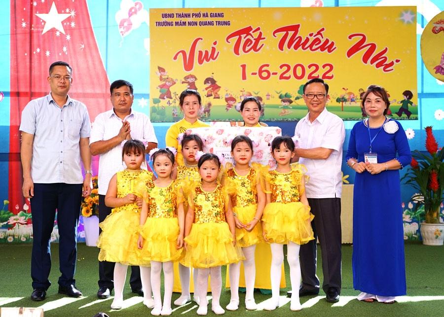 Phó Bí thư Thường trực Tỉnh ủy, Chủ tịch HĐND tỉnh Thào Hồng Sơn và lãnh đạo T.p Hà Giang tặng quà cho Trường Mầm non Quang Trung.