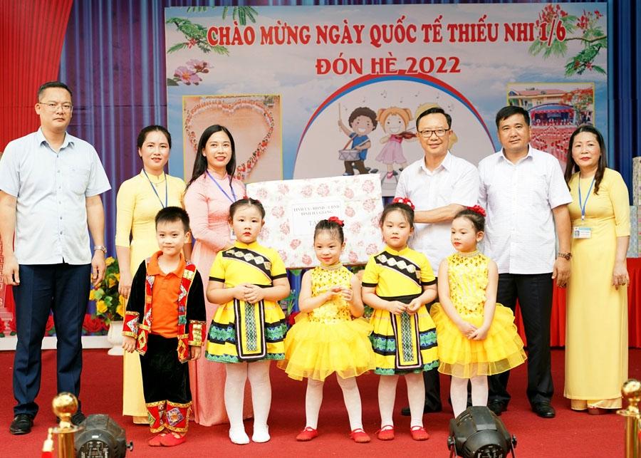 Phó Bí thư Thường trực Tỉnh ủy, Chủ tịch HĐND tỉnh Thào Hồng Sơn và lãnh đạo T.p Hà Giang tặng quà cho Trường Mầm non Hoa Hồng.