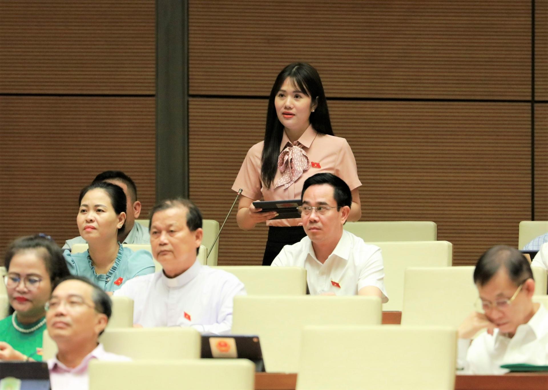 Đại biểu Vương Thị Hương nêu các vấn đề chất vấn
