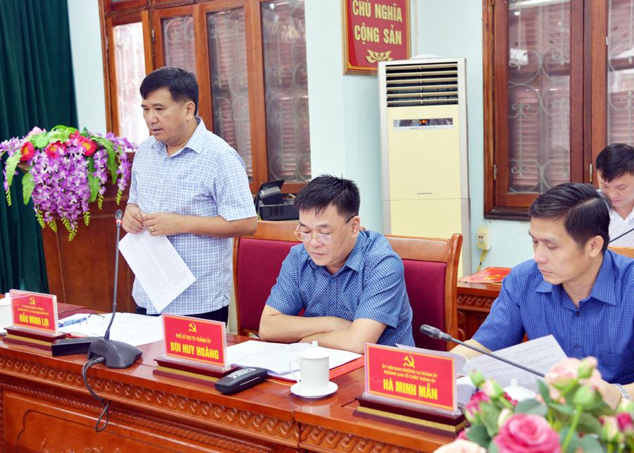 Đồng chí Hầu Minh Lợi, Ủy viên BTV Tỉnh ủy, Bí thư Thành ủy báo cáo công tác ĐBGPMB các dự án trên địa bàn thành phố