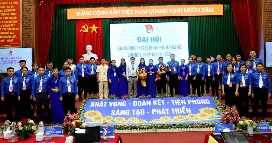 Các đồng chí lãnh đạo Tỉnh đoàn, lãnh đạo huyện Bắc Mê tặng hoa chúc mừng BCH Huyện đoàn khóa mới.