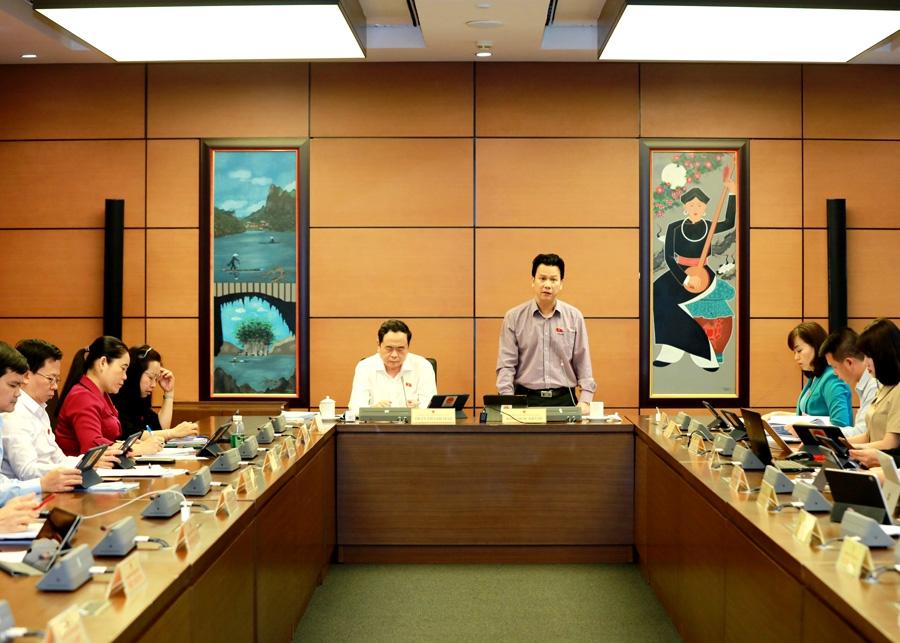 Đoàn ĐBQH tỉnh Hà Giang thảo luận tại tổ 8 về thực hiện kế hoạch phát triển KT-XH và ngân sách nhà nước. Bí thư Tỉnh ủy Đặng Quốc Khánh chủ trì buổi thảo luận.