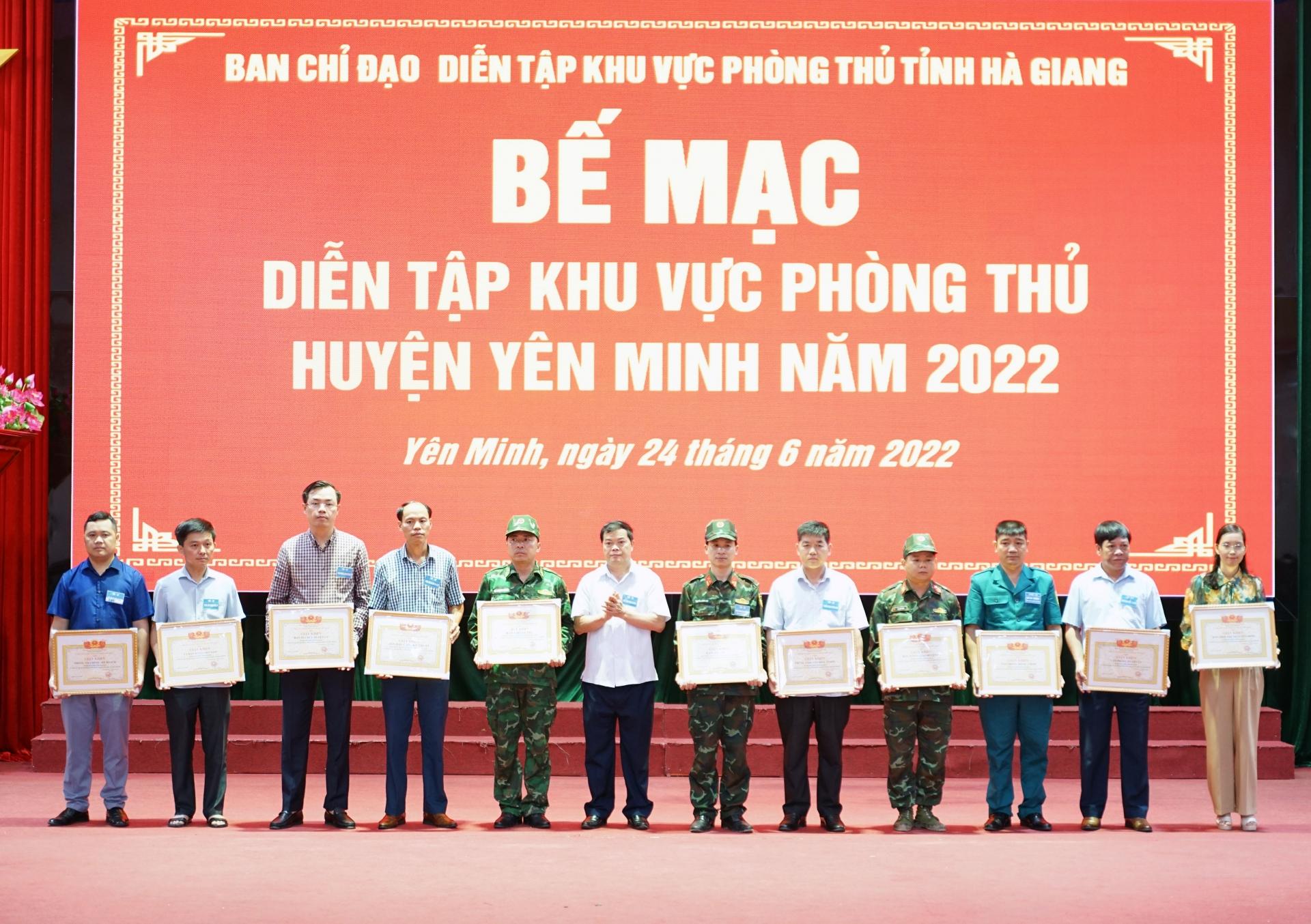 Lãnh đạo UBND huyện Yên Minh trao Giấy khen cho các cá nhân có thành tích tiêu biểu trong thực hiện nhiệm vụ diễn tập.