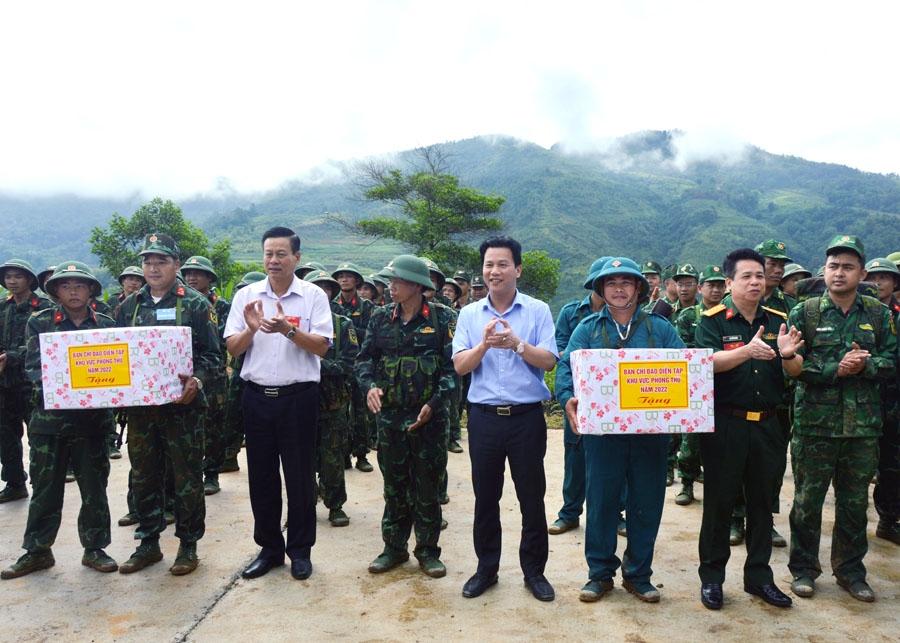 Bí thư Tỉnh ủy Đặng Quốc Khánh và Chủ tịch UBND tỉnh Nguyễn Văn Sơn tặng quà động viên lực lượng tham gia thực binh bắn chiến đấu.