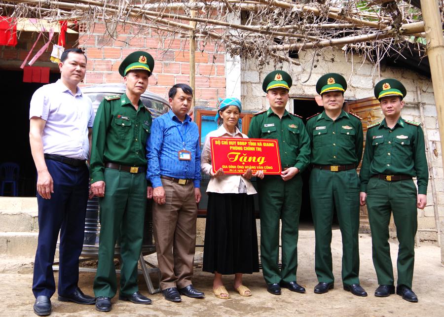 Phòng Chính trị Bộ đội Biên phòng tỉnh tặng quà gia đình ông Hoàng Văn Công, xã Má Lé (Đồng Văn).