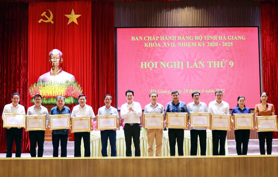 Bí thư Tỉnh ủy Đặng Quốc Khánh tặng Bằng khen cho thành viên các đoàn công tác của Tỉnh ủy phụ trách, theo dõi các huyện.