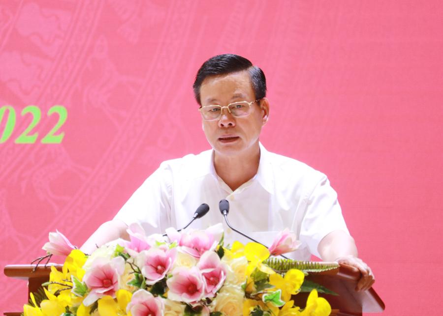 Phó Bí thư Tỉnh ủy, Chủ tịch UBND tỉnh Nguyễn Văn Sơn báo cáo kết quả phát triển KT-XH 6 tháng đầu năm 2022.