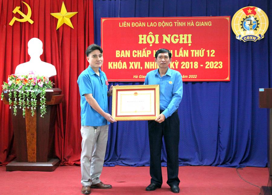 Thừa ủy quyền Chủ tịch nước Nguyễn Xuân Phúc, lãnh đạo LĐLĐ tỉnh trao Huân Chương lao động hạng Ba cho đồng chí Lê Mạnh Hùng.