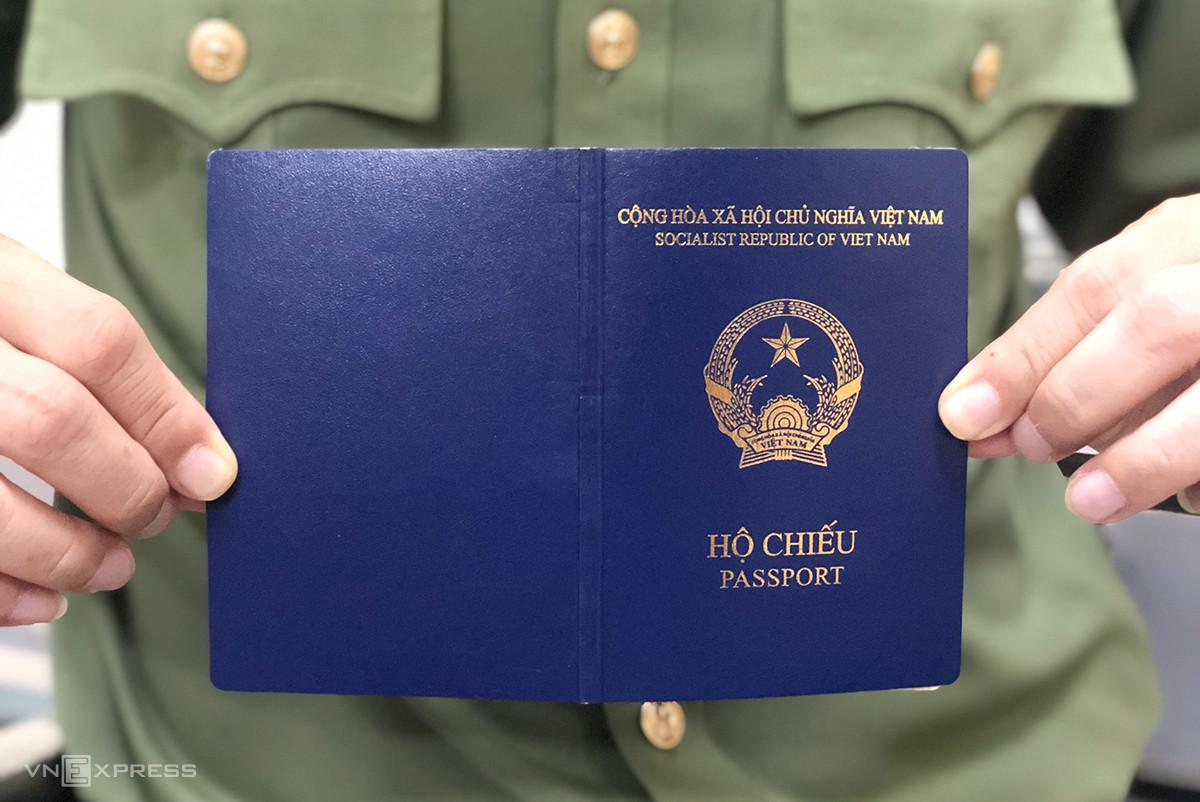 Hình ảnh Cột cờ Lũng Cú xuất hiện trong hộ chiếu mới