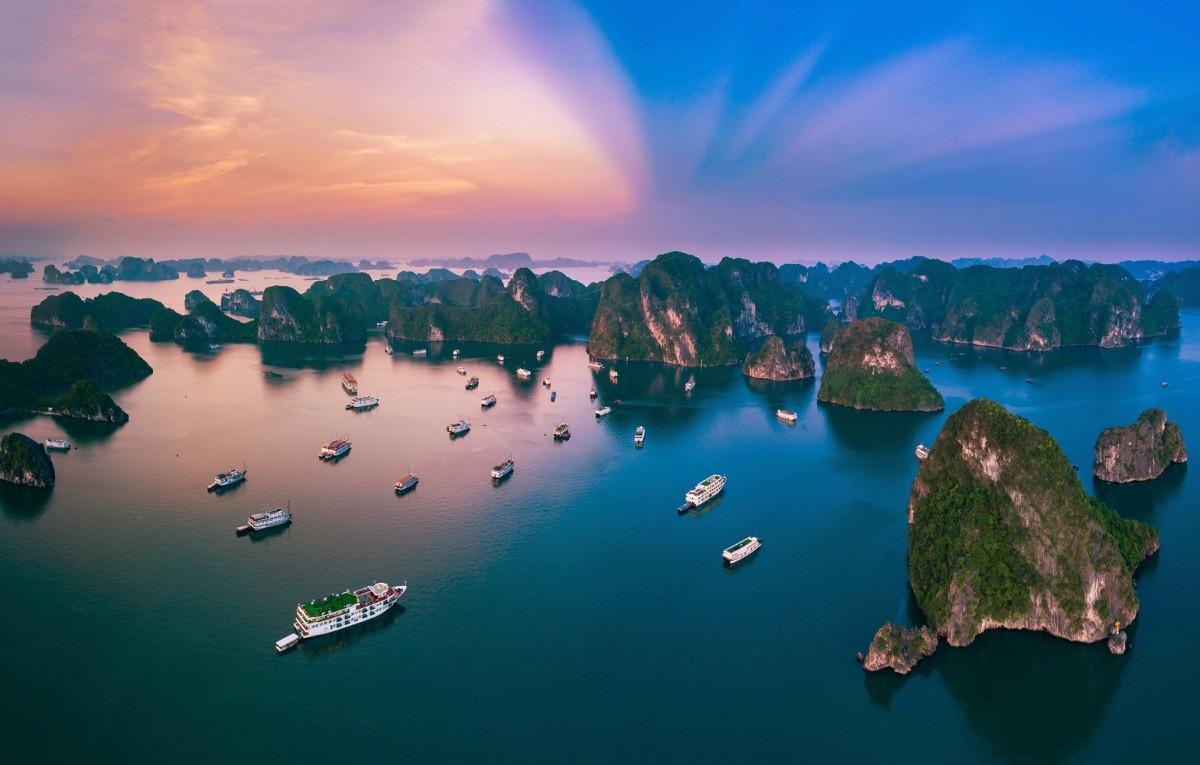 Vịnh Hạ Long, Quảng Ninh là địa danh tiếp theo xuất hiện trong hộ chiếu mới. Nơi đây có hơn 1.600 đảo đá vôi lớn nhỏ với đủ hình thù nằm rải rác, tạo nên khung cảnh kỳ vĩ. Vịnh đã hai lần được UNESCO công nhận là Di sản thiên nhiên thế giới về giá trị thẩm mỹ (năm 1994) và giá trị địa chất, địa mạo (năm 2010)