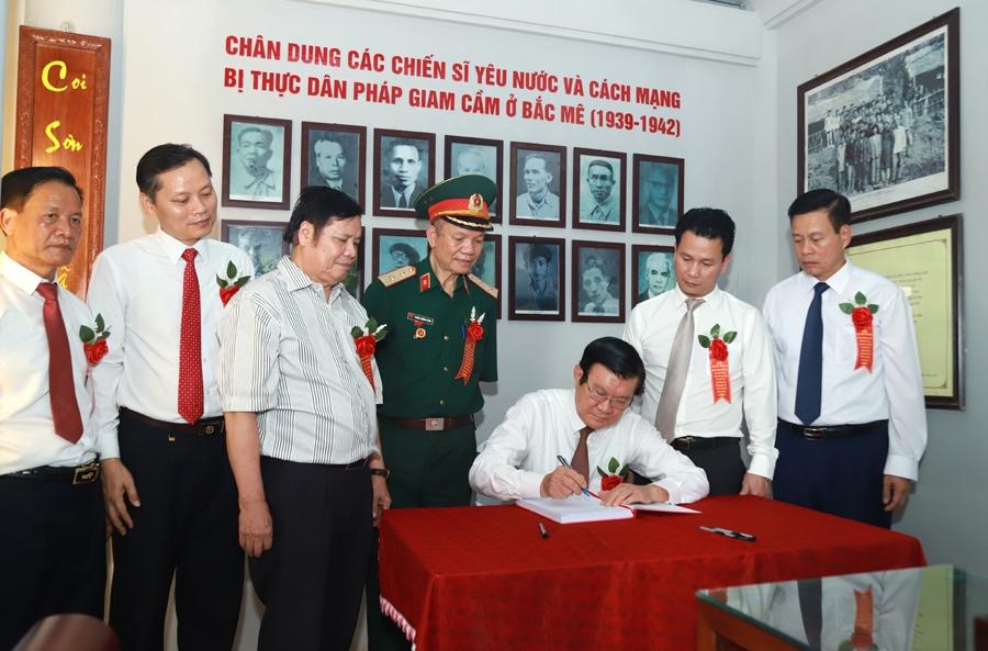 Nguyên Chủ tịch nước Trương Tấn Sang ghi lưu bút tại nhà tưởng niệm tại Khu di tích Căng Bắc Mê