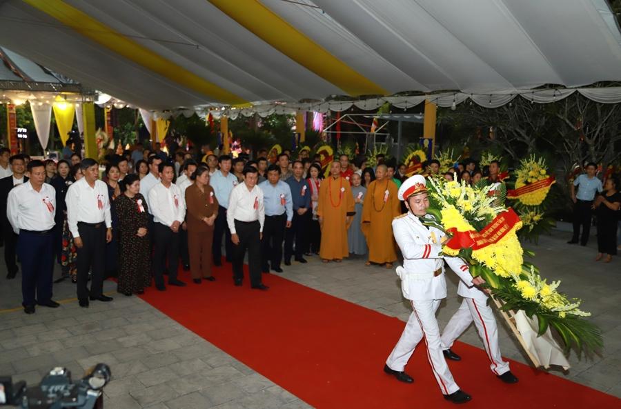 Đội tiêu binh dâng Lẵng hoa của Nguyên Chủ tịch nước Trương Tấn Sang tri ân, tưởng nhớ các AHLS