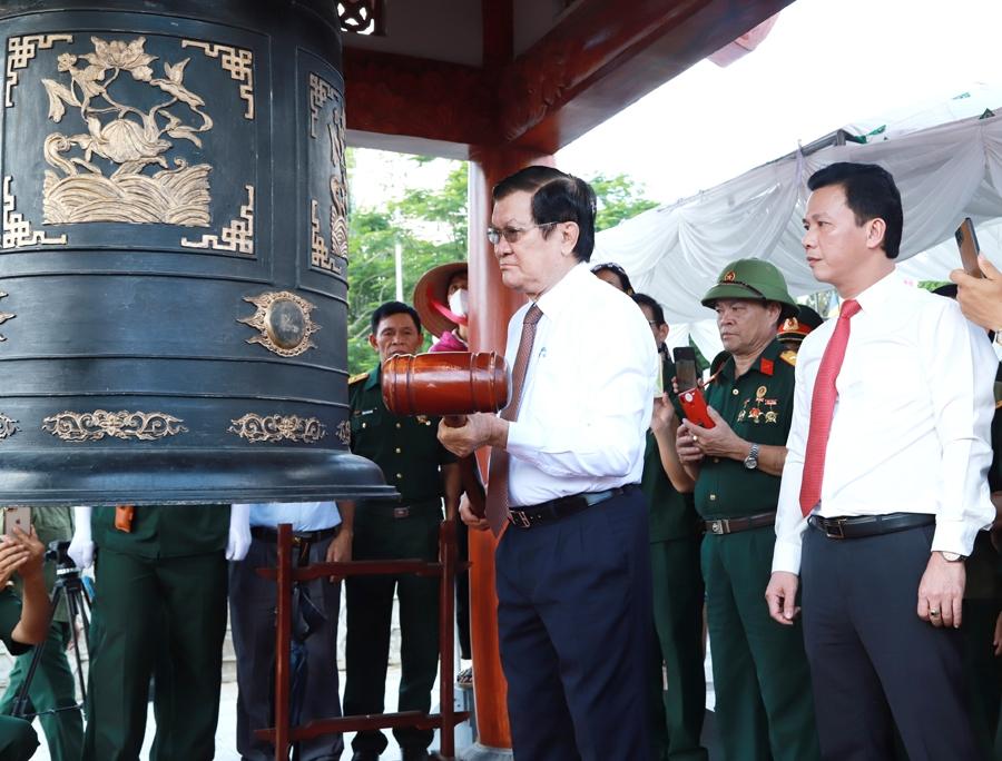 Nguyên Chủ tịch nước Trương Tấn Sang thỉnh chuông bắt đầu các nghi thức truy điệu các anh hùng liệt sĩ