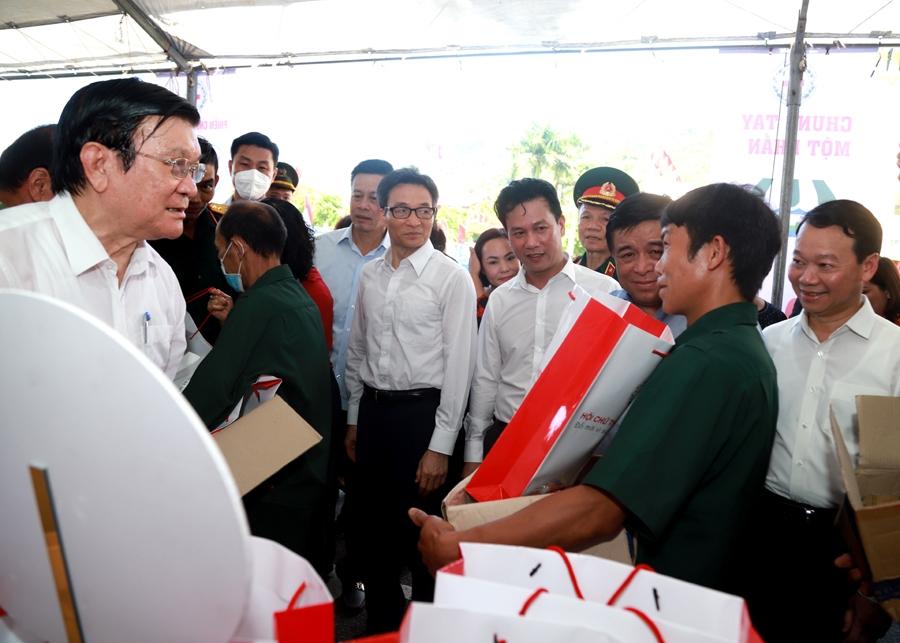 Nguyên Chủ tịch nước Trương Tấn Sang, Phó Thủ tướng Vũ Đức Đam cùng các đại biểu tặng quà động viên các đối tượng chính sách tại Chợ Nhân đạo tổ chức trong chương trình