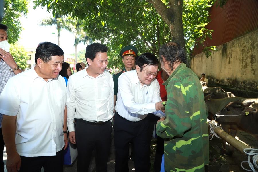 Nguyên Chủ tịch nước Trương Tấn Sang, Bộ trưởng Nguyễn Chí Dũng tặng quà, động viên các gia đình chính sách huyện Vị Xuyên được hỗ trợ trâu phát triển kinh tế của Bộ trưởng Bộ Kế hoạch và đầu tư