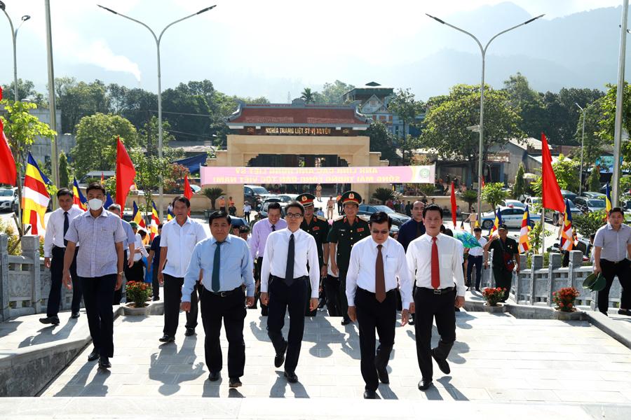 Nguyên Chủ tịch nước Trương Tấn Sang và Phó Thủ tướng Vũ Đức Đam cùng các đại biểu tới dự Lễ truy điệu