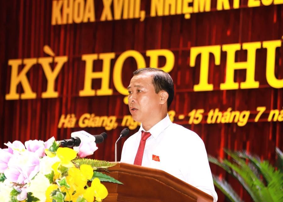 Trưởng ban Văn hoá - Xã hội HĐND tỉnh Hoàng Văn Kiên trình bày báo cáo thẩm tra của Ban với các dự thảo nghị quyết thuộc lĩnh vực VH-XH