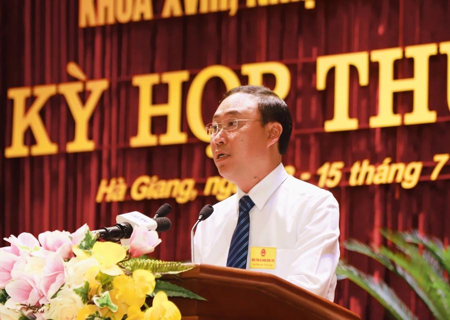 Giám đốc Sở Nội vụ Nguyễn Cao Cường trình bày Tờ trình của UBND tỉnh về Dự thảo sửa đổi một số điều Nghị quyết 40 của HĐND tỉnh