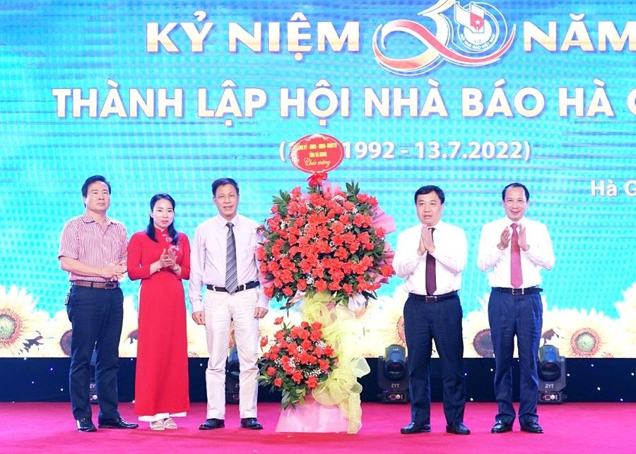 Các đồng chí lãnh đạo tỉnh tặng lẵng hoa chúc mừng Lễ kỷ niệm 30 năm Ngày thành lập Hội Nhà báo tỉnh Hà Giang.