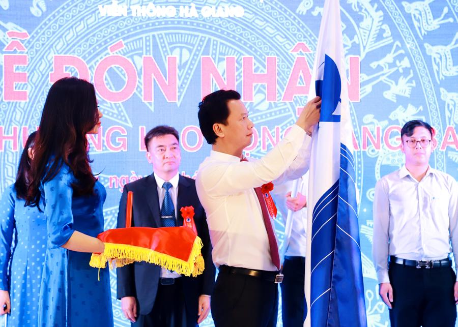 Bí thư Tỉnh ủy Đặng Quốc Khánh trao Huân chương Lao động hạng Ba của Chủ tịch nước cho VNPT Hà Giang