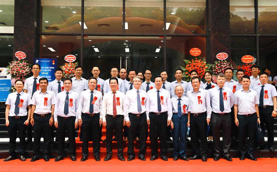 Các đồng chí lãnh đạo tỉnh, Tập đoàn Bưu chính viễn thông Việt Nam chụp ảnh lưu niệm với cán bộ, lãnh đạo VNPT Hà Giang