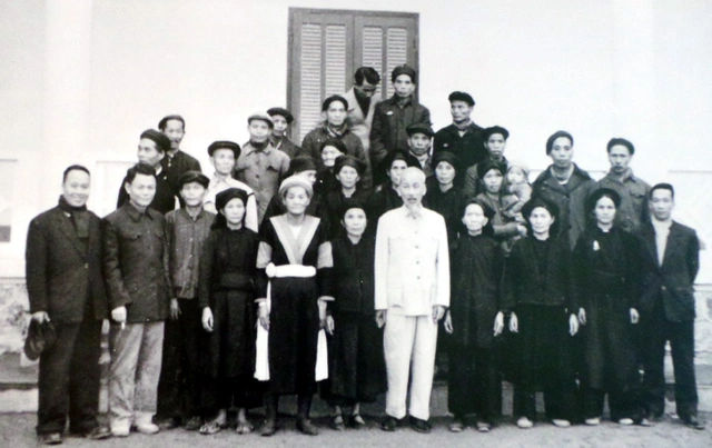 Chủ tịch Hồ Chí Minh chụp ảnh lưu niệm với đại biểu các gia đình có công với cách mạng của tỉnh Cao Bằng.