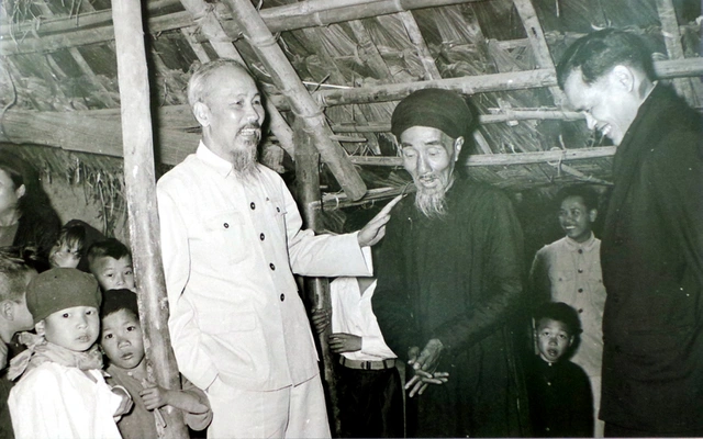 Chủ tịch Hồ Chí Minh thăm gia đình có công với cách mạng ở thôn Phú Gia, Phú Thượng, Hà Nội năm 1955.