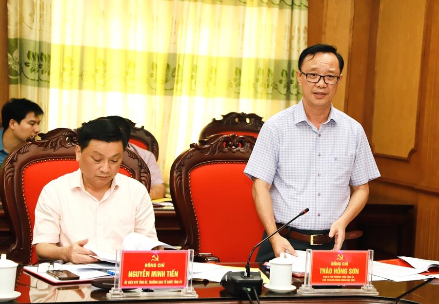 Phó Bí thư Thường trực Tỉnh ủy, Chủ tịch HĐND tỉnh Thào Hồng Sơn thảo luận về Quy chế làm việc của Ban chỉ đạo