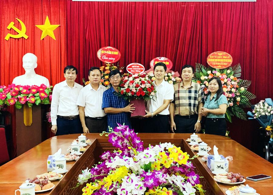 Lãnh đạo Đảng ủy Khối Cơ quan - Doanh nghiệp tỉnh tặng hoa chúc mừng Ban Tuyên giáo Tỉnh ủy