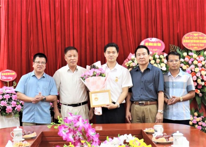 Thừa ủy quyền của Hội Nhà báo Việt Nam, Chủ tịch Hội Nhà báo tỉnh đã trao Kỷ niệm chương Vì sự nghiệp Báo chí cho đồng chí Trưởng Ban Tuyên giáo Tỉnh ủy Vũ Mạnh Hà.