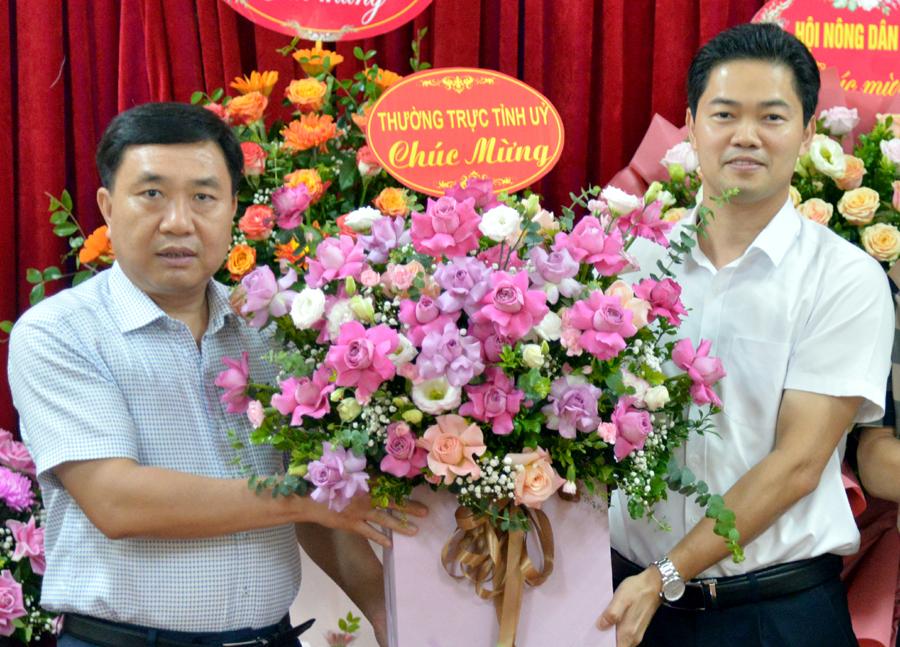 Phó Bí thư Tỉnh ủy Nguyễn Mạnh Dũng tặng hoa chúc mừng Ban Tuyên giáo Tỉnh ủy.