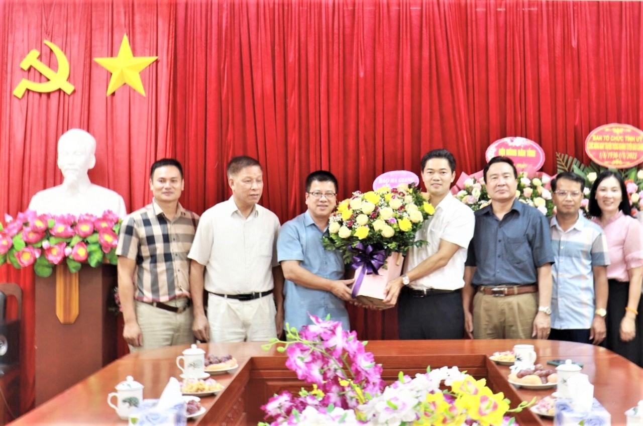Lãnh đạo Hội Nhà báo tỉnh và Báo Hà Giang tặng hoa chúc mừng Ban Tuyên giáo Tỉnh ủy