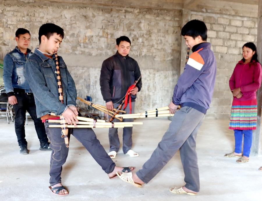 Hội Nghệ nhân dân gian xã Sủng Trà (Mèo Vạc) hướng dẫn thế hệ trẻ múa khèn Mông.