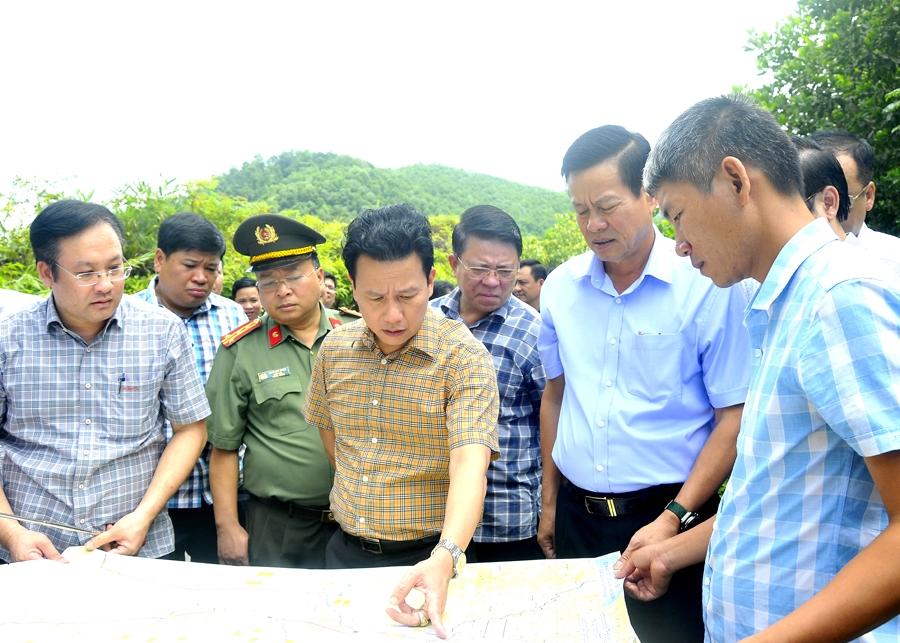 Bí thư Tỉnh ủy Đặng Quốc Khánh và Chủ tịch UBND tỉnh Nguyễn Văn Sơn kiểm tra bản đồ hướng tuyến cao tốc Tuyên Quang - Hà Giang.