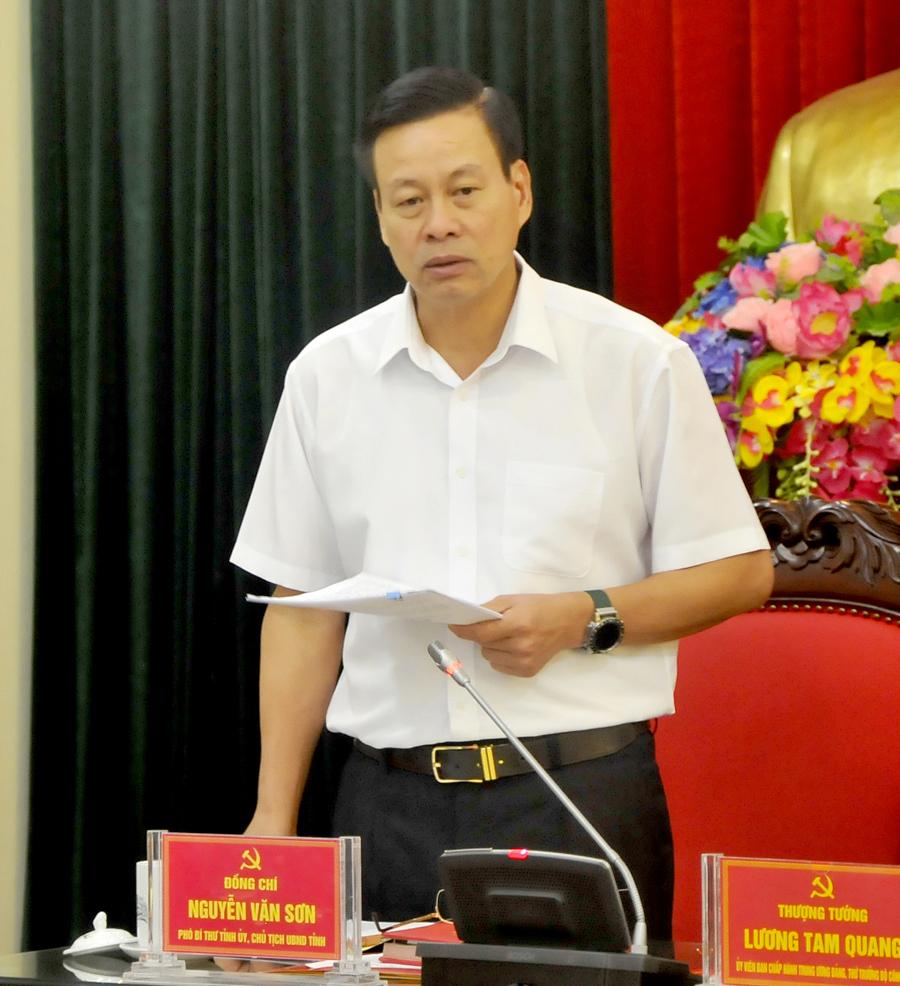 Chủ tịch UBND tỉnh Nguyễn Văn Sơn báo cáo kết quả triển khai thực hiện Nghị quyết T.Ư 8 khóa XI về chiến lược bảo vệ Tổ quốc.